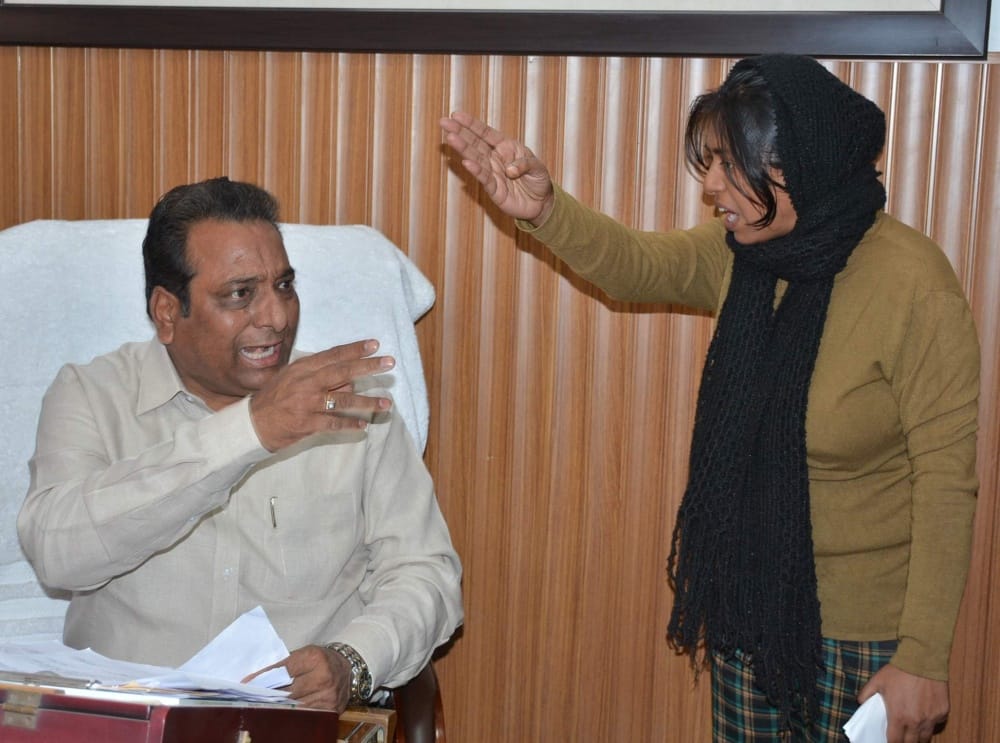 girl argument with dehradun mayor 