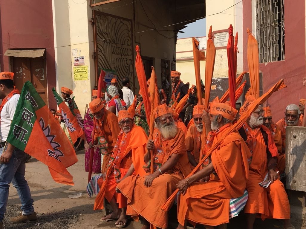PM Modi reached varanasi, crowd aroused to greet him