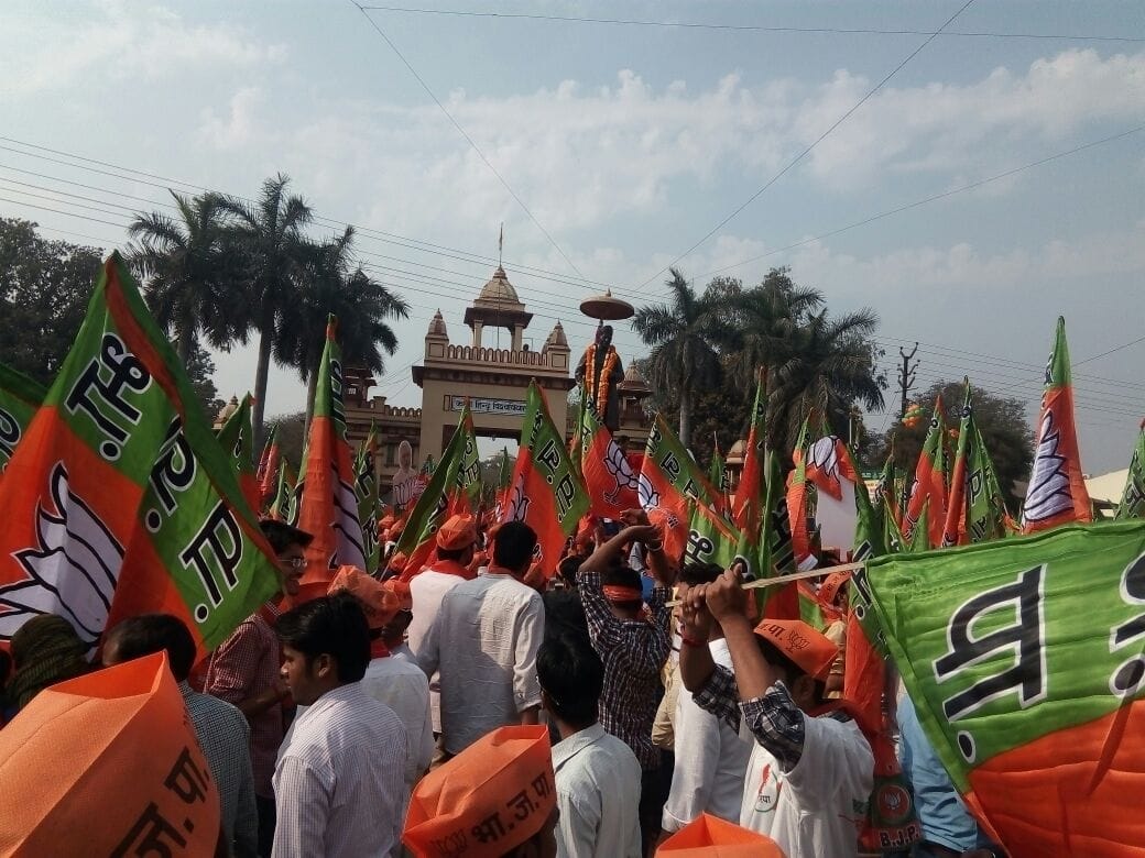 PM Modi reached varanasi, crowd aroused to greet him