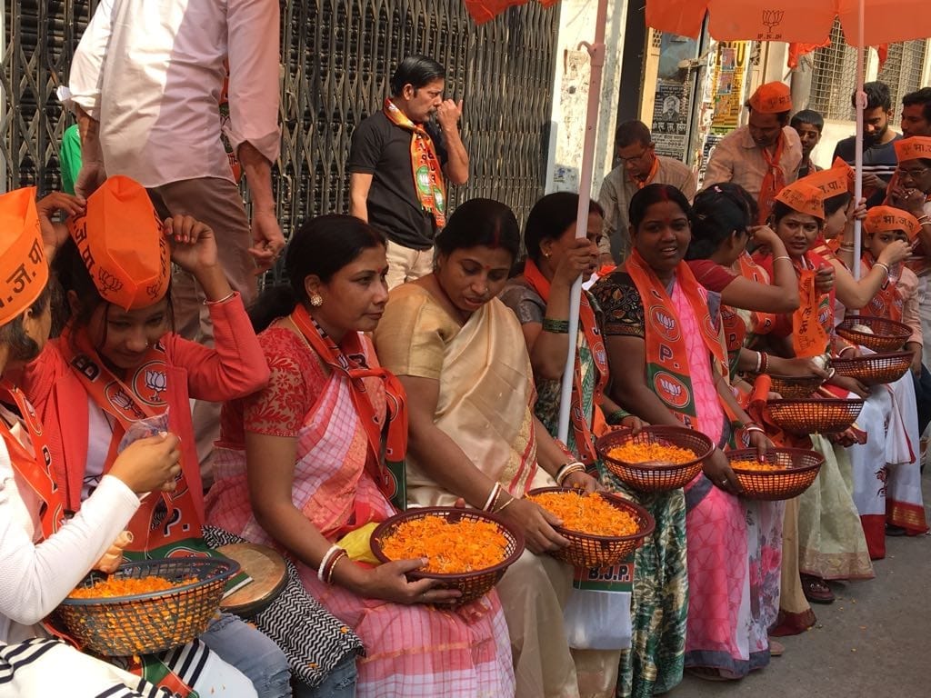 PM Modi reached varanasi, crowd aroused to greet him