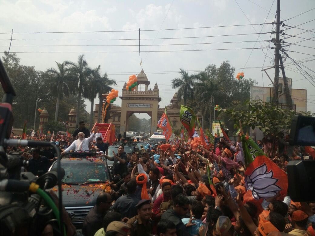 PM Modi reached varanasi, crowd aroused to greet him
