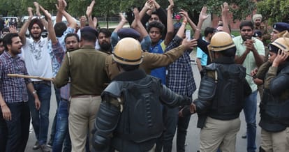 seema azad address pu students, SFS protest at PU