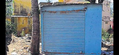 गांव में बंद हो चुके सैलूनों में से एक