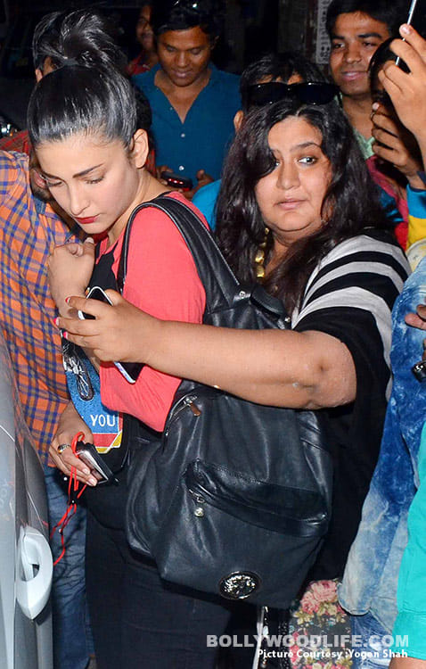 PICS:When fans catches Shruti at bandra market
