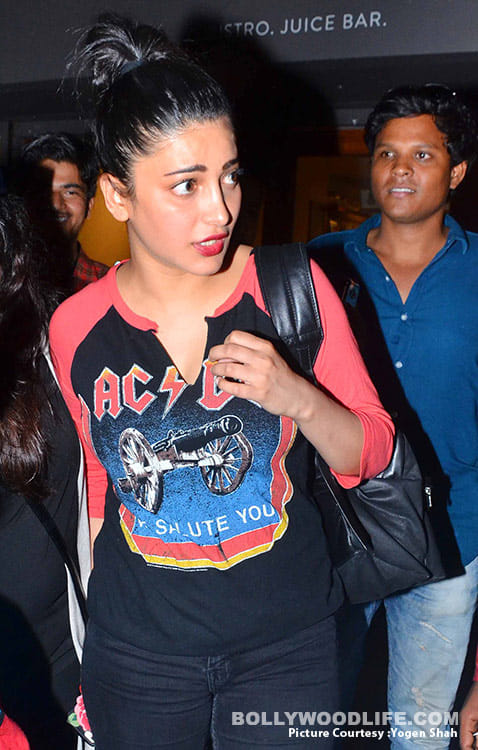PICS:When fans catches Shruti at bandra market
