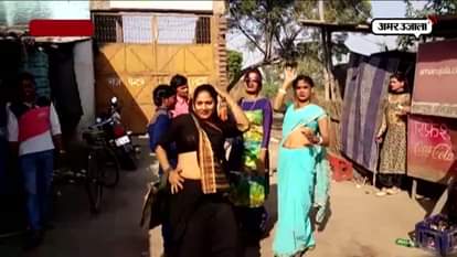 Third gender start playing Holi in Kannauj 