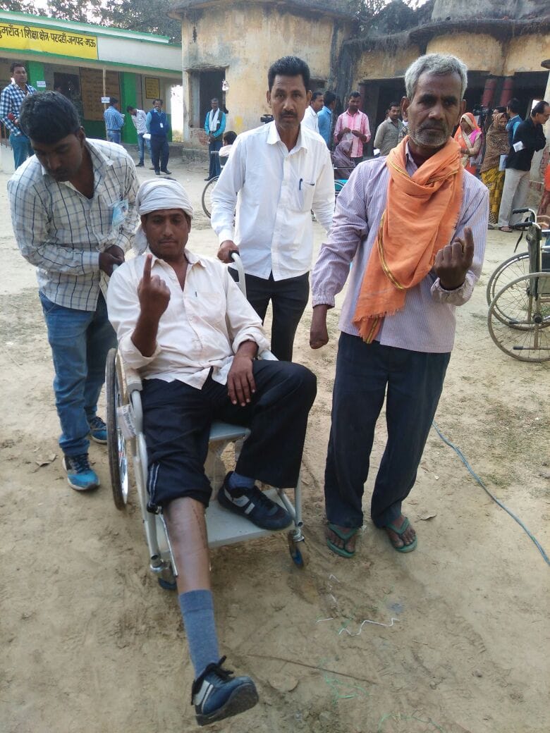 Ballia, Mau, Azamgarh voting began, See pictures  