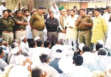 sugar mill gate par dharna