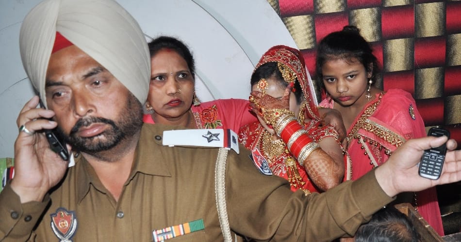bride and groom beaten in mandap by first wife of groom at ludhiana of punjab