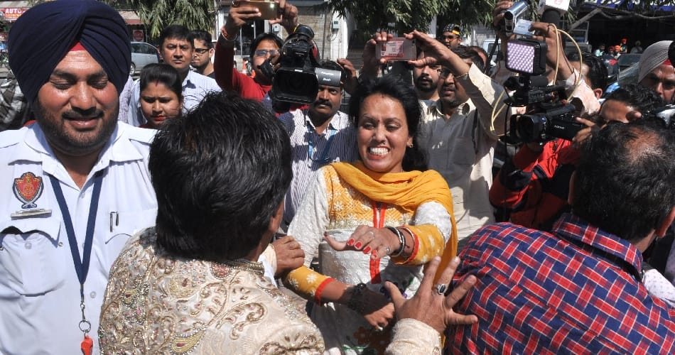 bride and groom beaten in mandap by first wife of groom at ludhiana of punjab