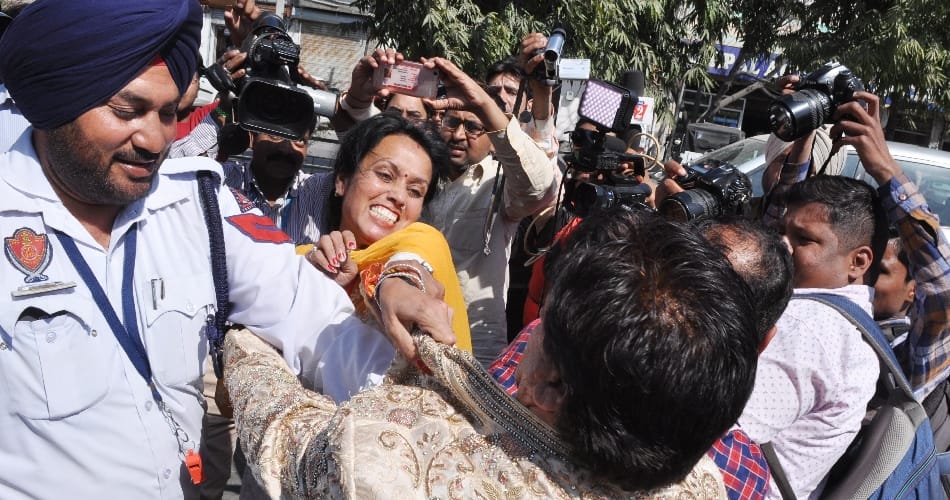 bride and groom beaten in mandap by first wife of groom at ludhiana of punjab