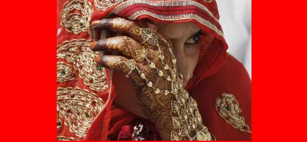 Drunk and came Jumta taking rounds, wife beating procession returned, saw the mouth Barati