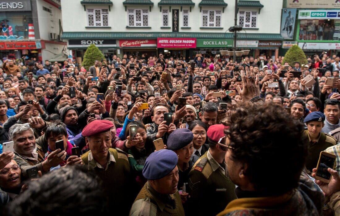 Irrfan khan gets warm welcome from fans in Gangtok