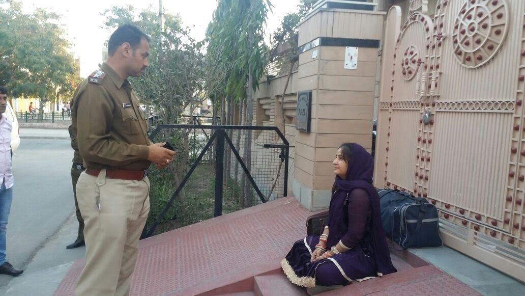 lady sit on protest outside house against husband in in-laws family at fatehabad