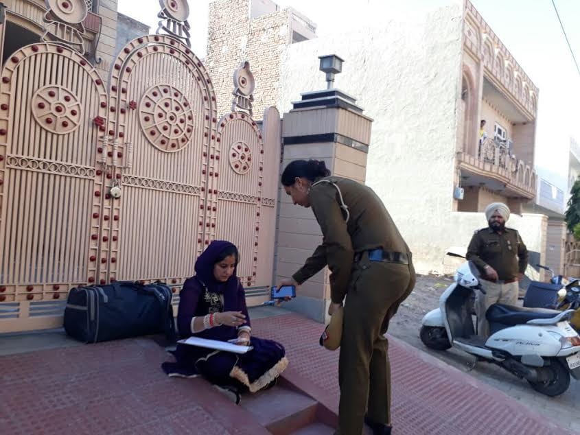 lady sit on protest outside house against husband in in-laws family at fatehabad