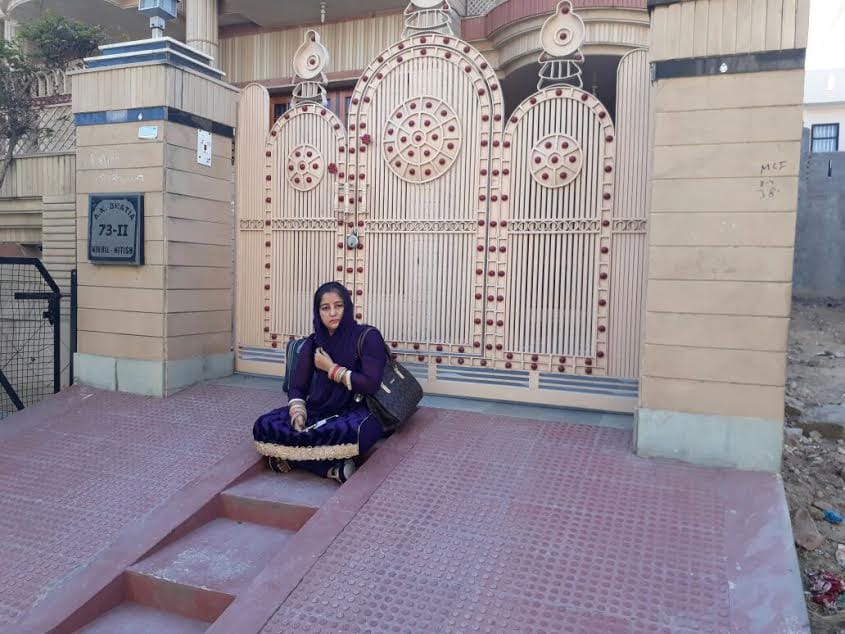 lady sit on protest outside house against husband in in-laws family at fatehabad