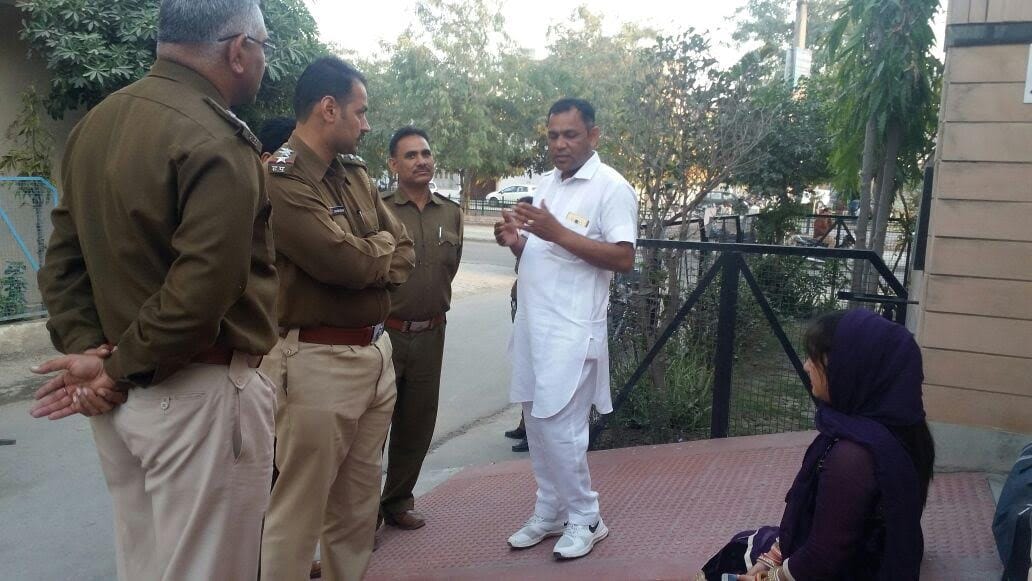 lady sit on protest outside house against husband in in-laws family at fatehabad
