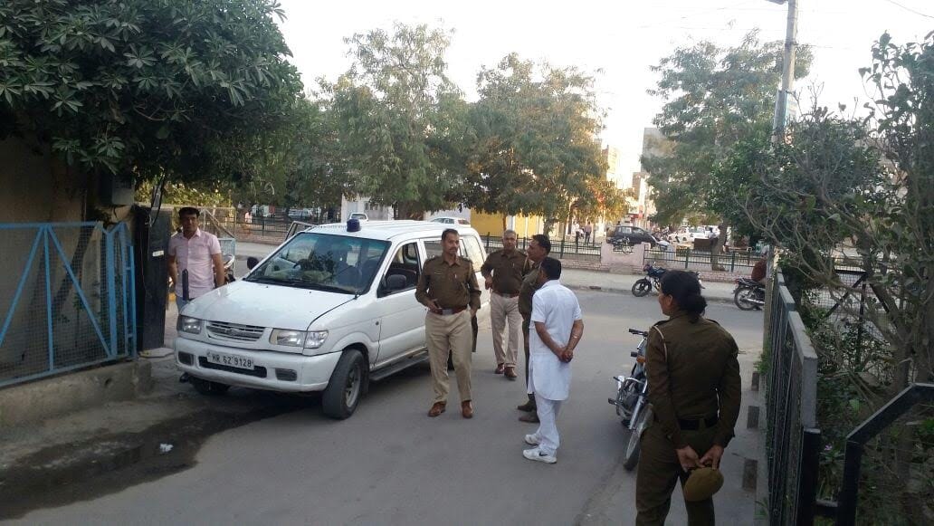 lady sit on protest outside house against husband in in-laws family at fatehabad