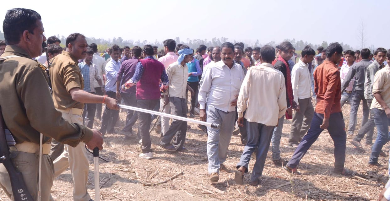 The villagers ran to the forest department staff beaten Dudhakr
