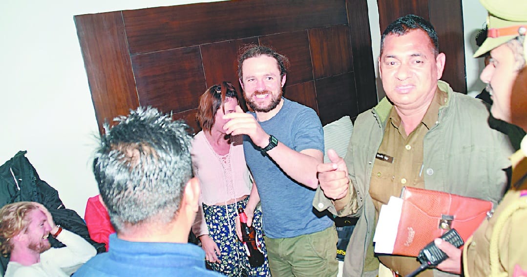 Aayris woman robbed, police arrived, police welcome drink beer
