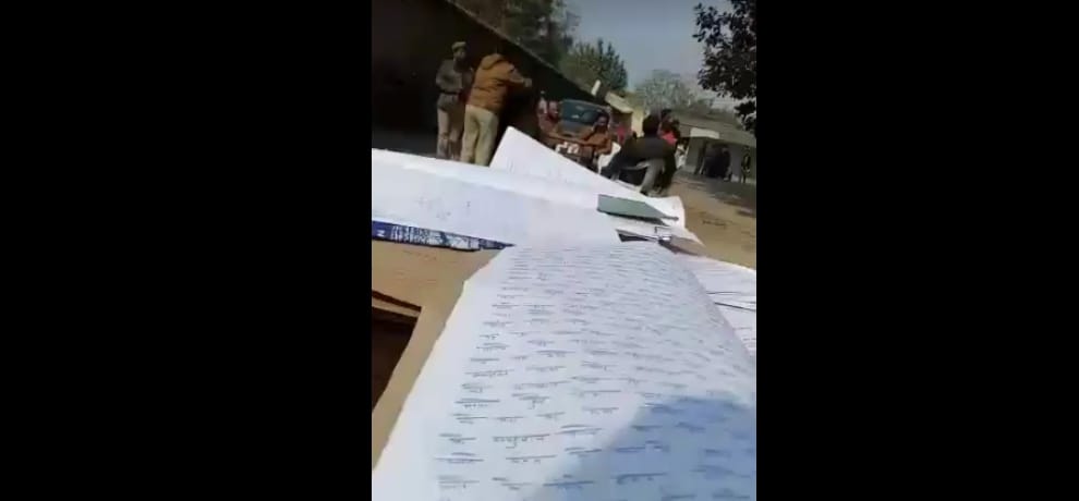 up police woman constable combing SHO hair in police station, video goes viral on social media