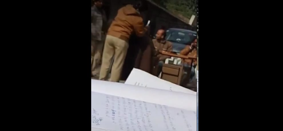 up police woman constable combing SHO hair in police station, video goes viral on social media