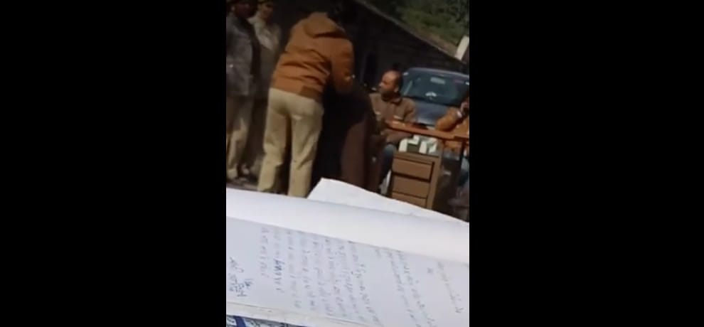 up police woman constable combing SHO hair in police station, video goes viral on social media