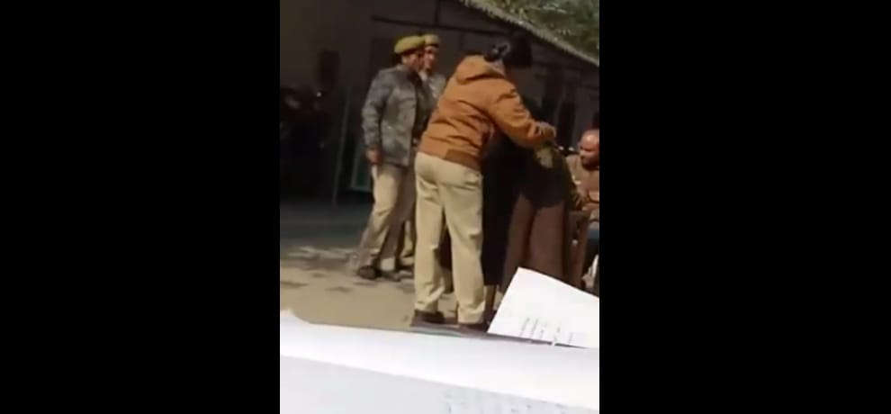 up police woman constable combing SHO hair in police station, video goes viral on social media