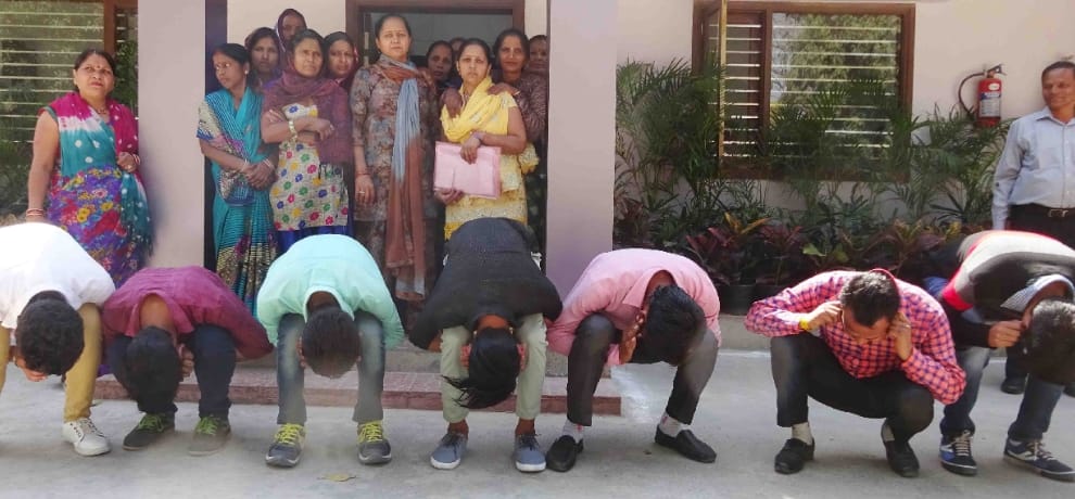 residents of parvatiya colony faridabad became cock before municipality office to show their protest