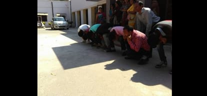 residents of parvatiya colony faridabad became cock before municipality office to show their protest