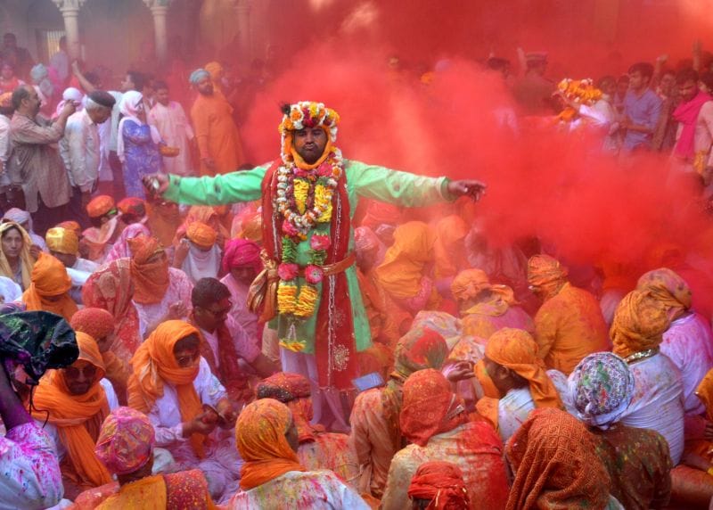 laddu holi celebration in barsana 