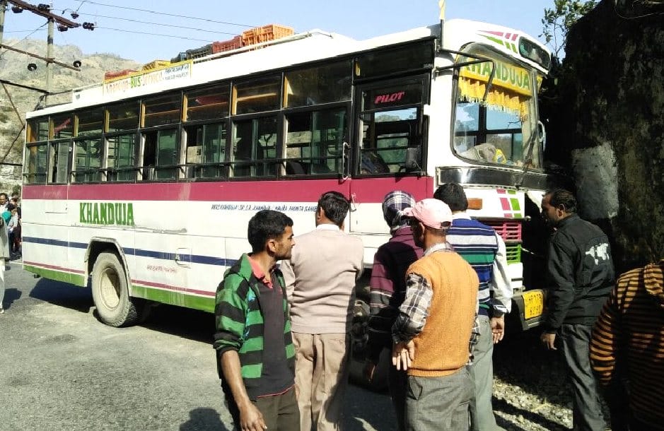 14 Injured in Private Bus Accident at Ponta.