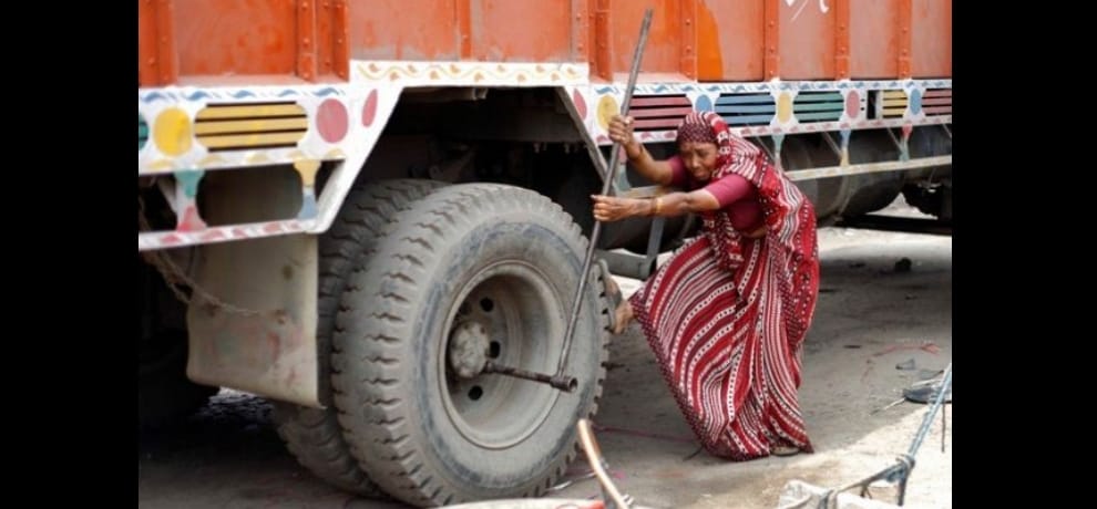 meet only woman truck mechanic of india shanti devi she works 12 hours daily for 20 years