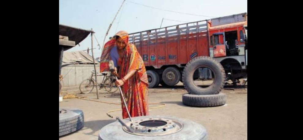 meet only woman truck mechanic of india shanti devi she works 12 hours daily for 20 years