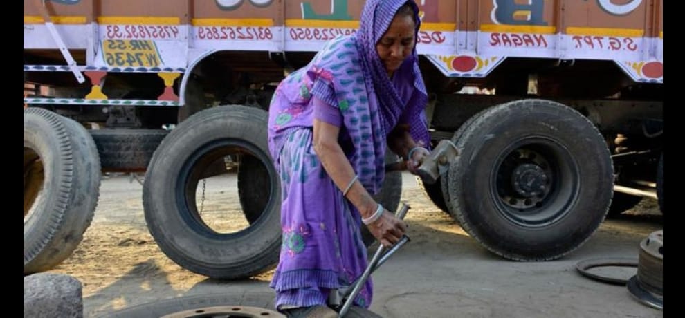 meet only woman truck mechanic of india shanti devi she works 12 hours daily for 20 years