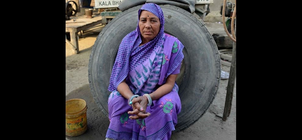 meet only woman truck mechanic of india shanti devi she works 12 hours daily for 20 years