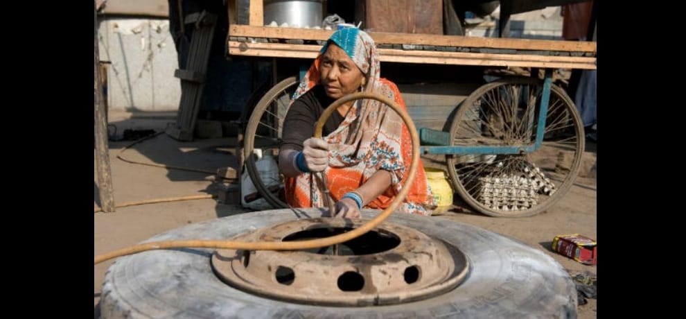 meet only woman truck mechanic of india shanti devi she works 12 hours daily for 20 years
