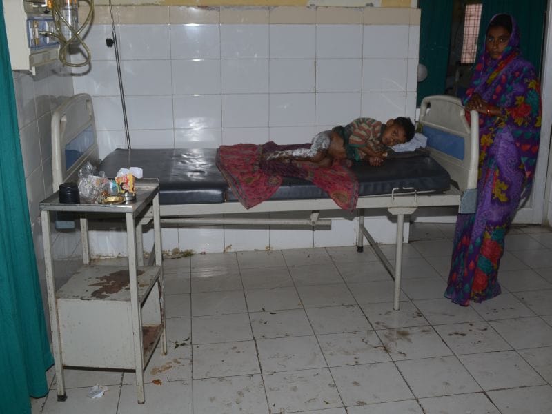 न समय से डॉक्टर आते हैं और न ही मिलता है सही  उपचार