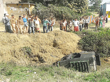 Tempo fell into the ditch in an attempt to overtake