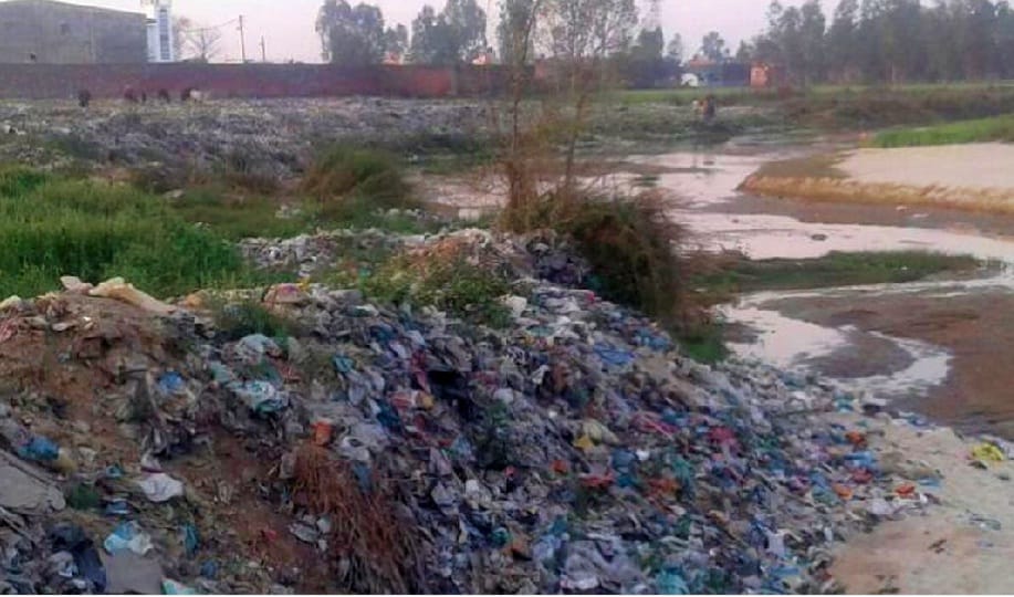 Water pollution from litter happening