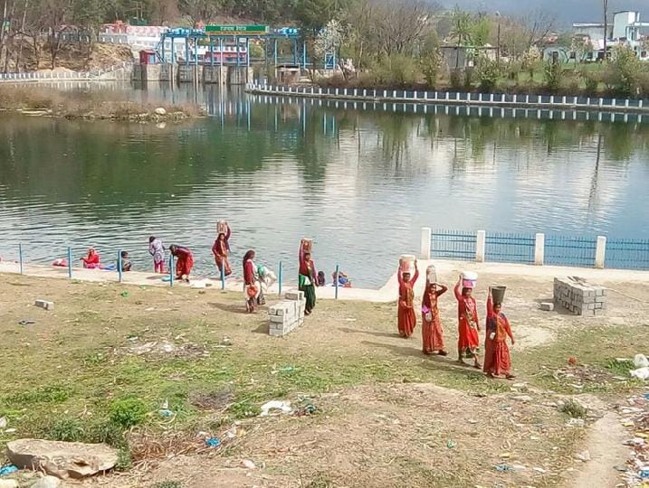  Women draws water from the Baijnath barrage 