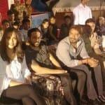 सैनिकों के बीच बैठे अजय देवगन और अन्य बॉलीवुड स्टार