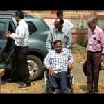जीएन साईबाबा व्हीलचेयर पर