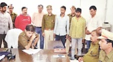 loote truck ke saath teen pakde