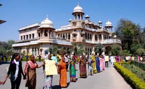 University continues to strike, workers created a human chain