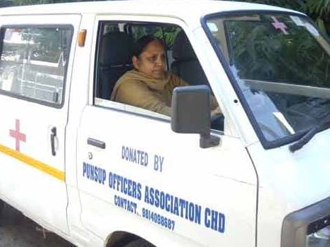 Women's Day 2017, salute to unique lady amarjeet kaur, who does creamation of heirless dead bodies