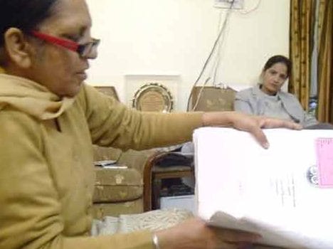 Women's Day 2017, salute to unique lady amarjeet kaur, who does creamation of heirless dead bodies