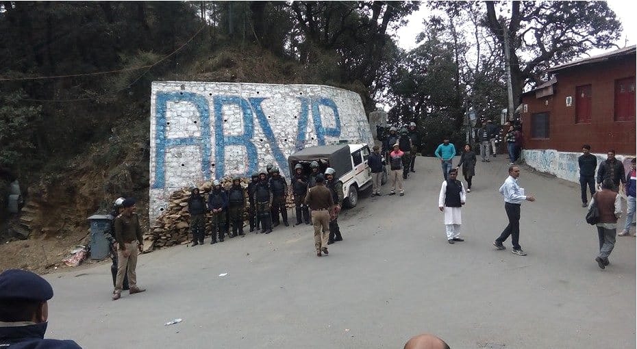 Riot at HP University, Clash Between SFI and ABVP Workes.
