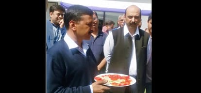 kejriwal parties and serves his guests with plate worth rupees 12000, bjp in attacking mode