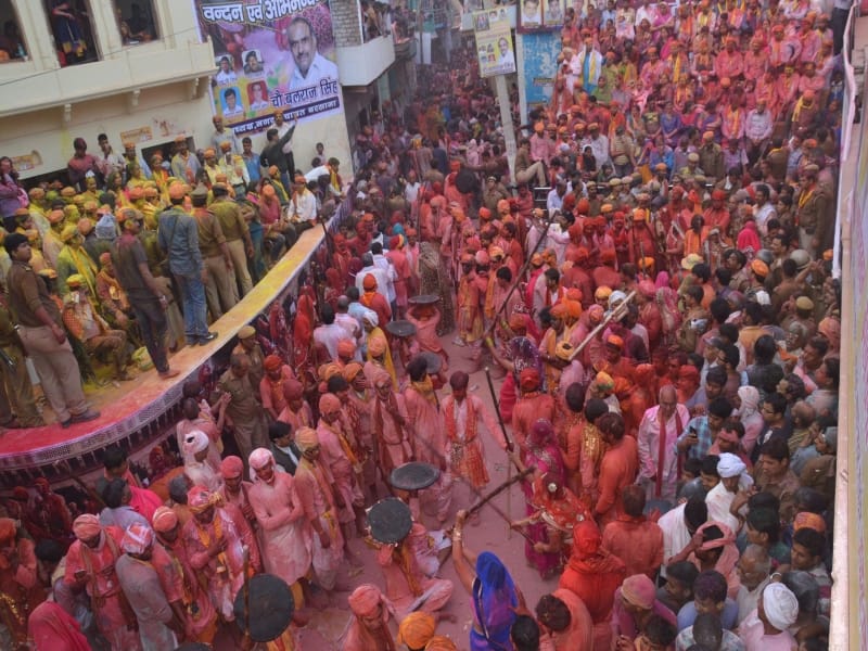 lathamar holi playing in barsana of mathura
